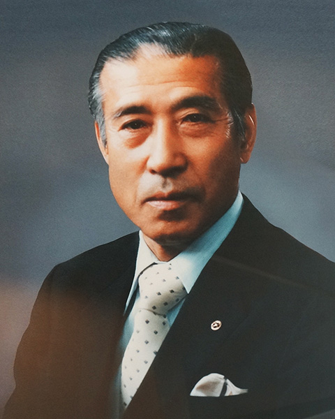 山田 英二